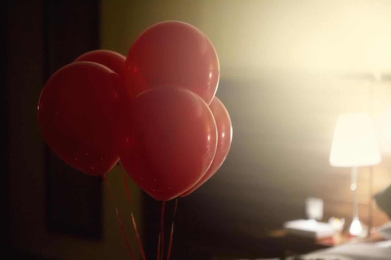 Al Safwah Orchid Hotel Mecca Exterior photo A bunch of red balloons